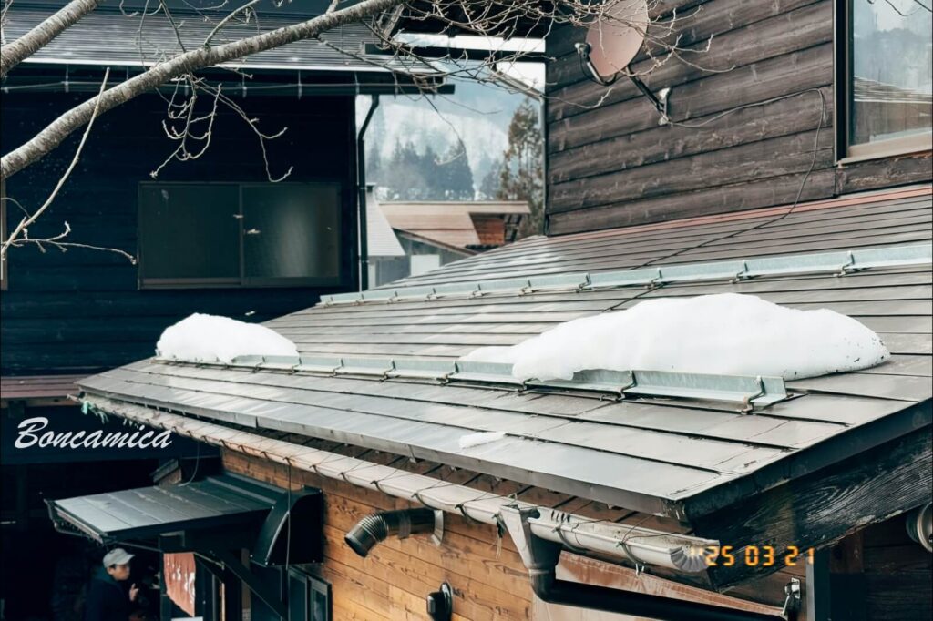 白川鄉合掌村屋頂上殘雪