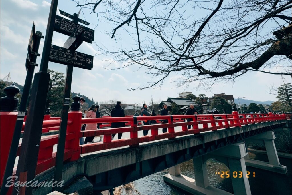 高山陣屋旁的紅橋