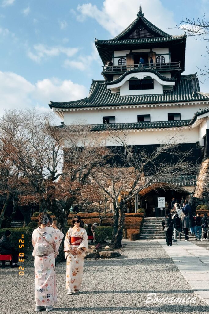 犬山城城堡前的和服女孩