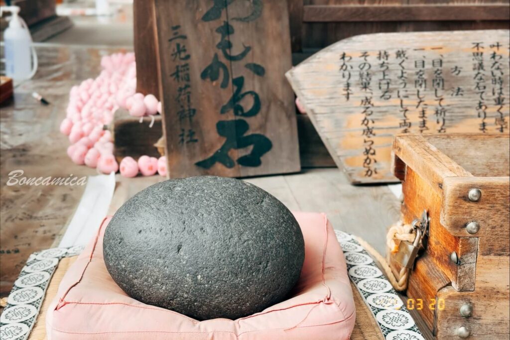 三光稻荷神社的石頭