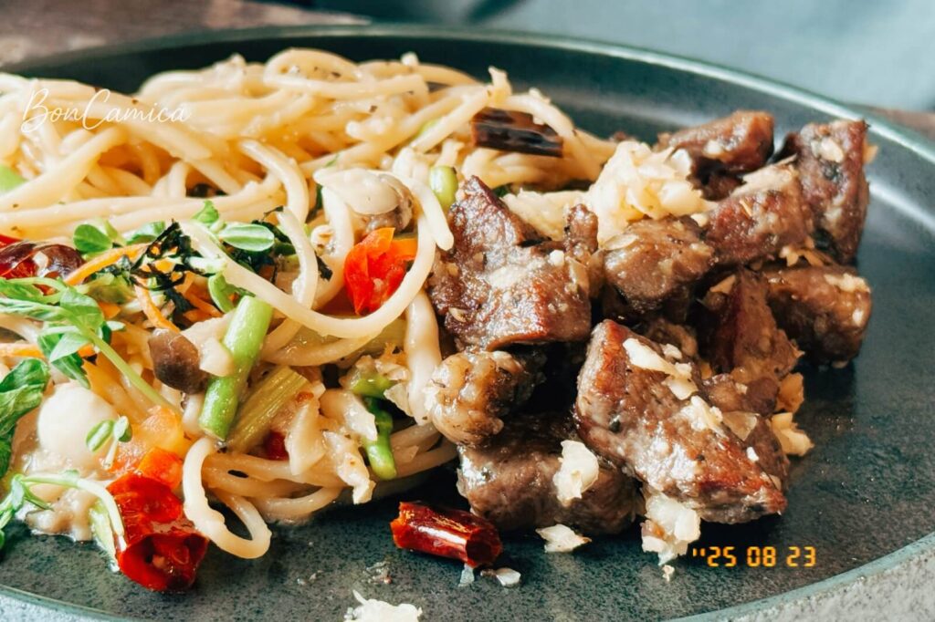 紅磚園邸骰子牛肉清炒義大利麵
