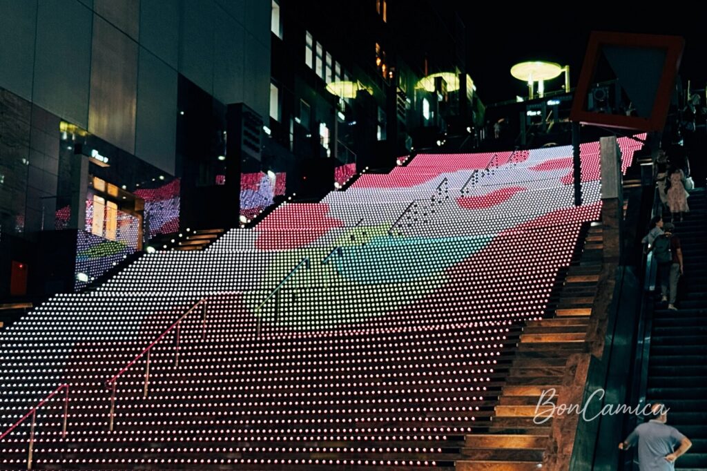 京都車站的階梯燈光秀