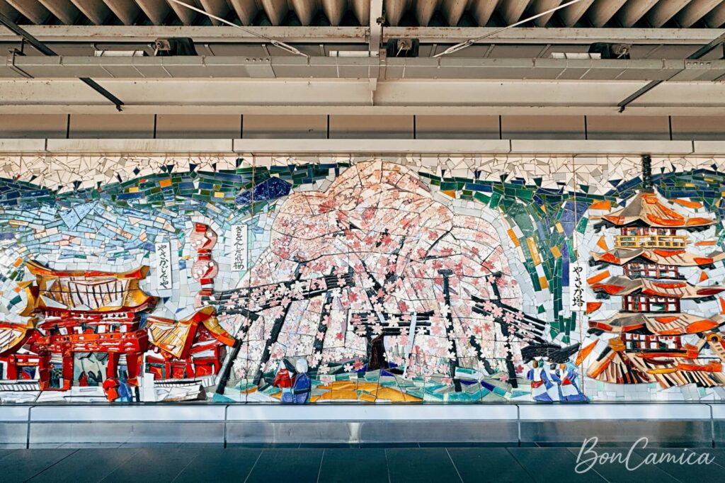 京都車站月台的浮雕藝術牆