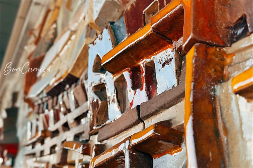 京都車站月台的浮雕藝術牆