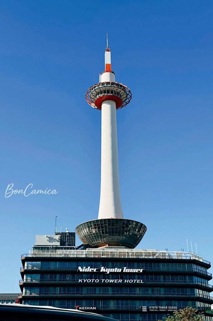 藍天下的京都塔