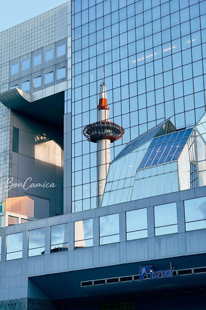 京都塔與京都車站的鏡射倒影