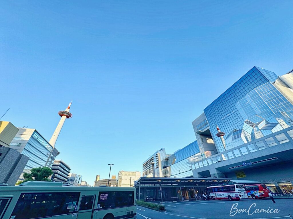 京都塔與京都車站的鏡射倒影