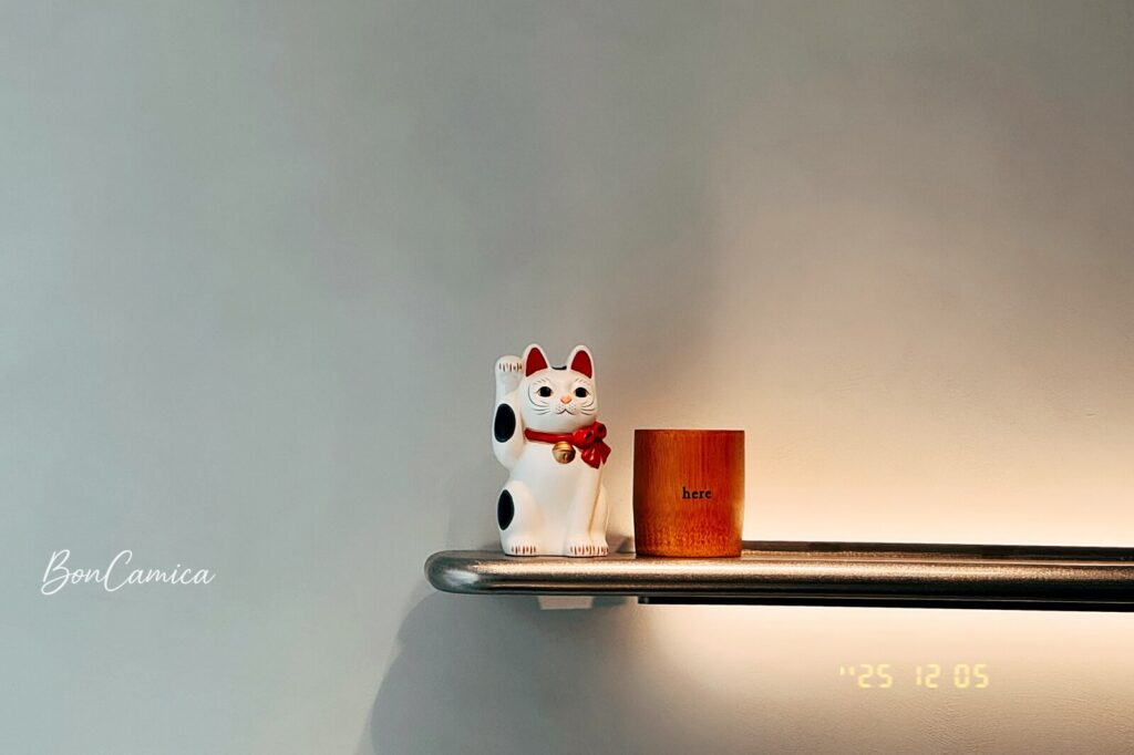 水泥牆面層架上的招財貓