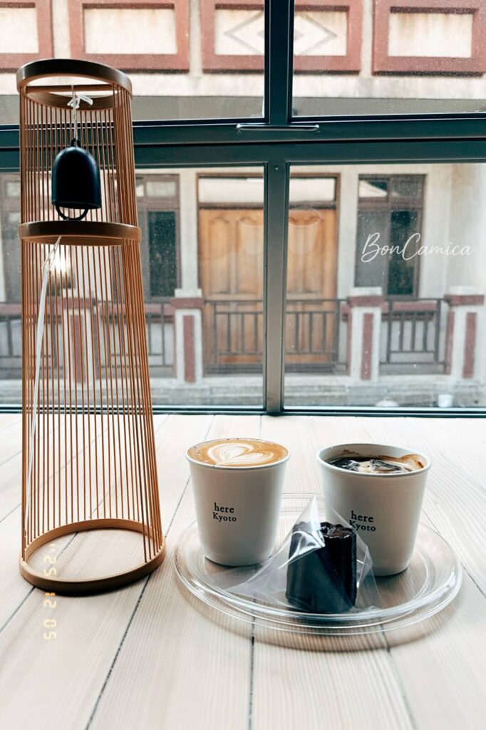 透明玻璃窗台上的日式風鈴與咖啡甜點