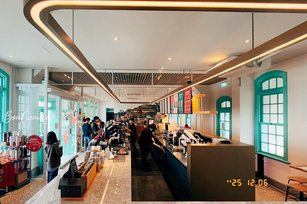 星巴克台南文創門市的櫃檯與用餐區