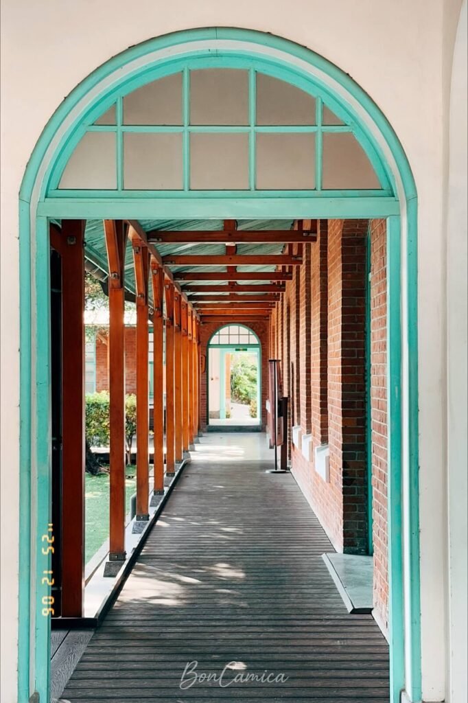 星巴克台南文創門市的復古綠拱門