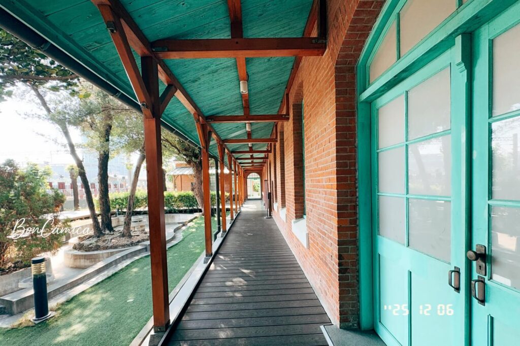 星巴克台南文創門市的古建築長廊