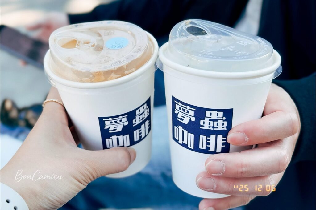 兩杯夢蟲咖啡飲品