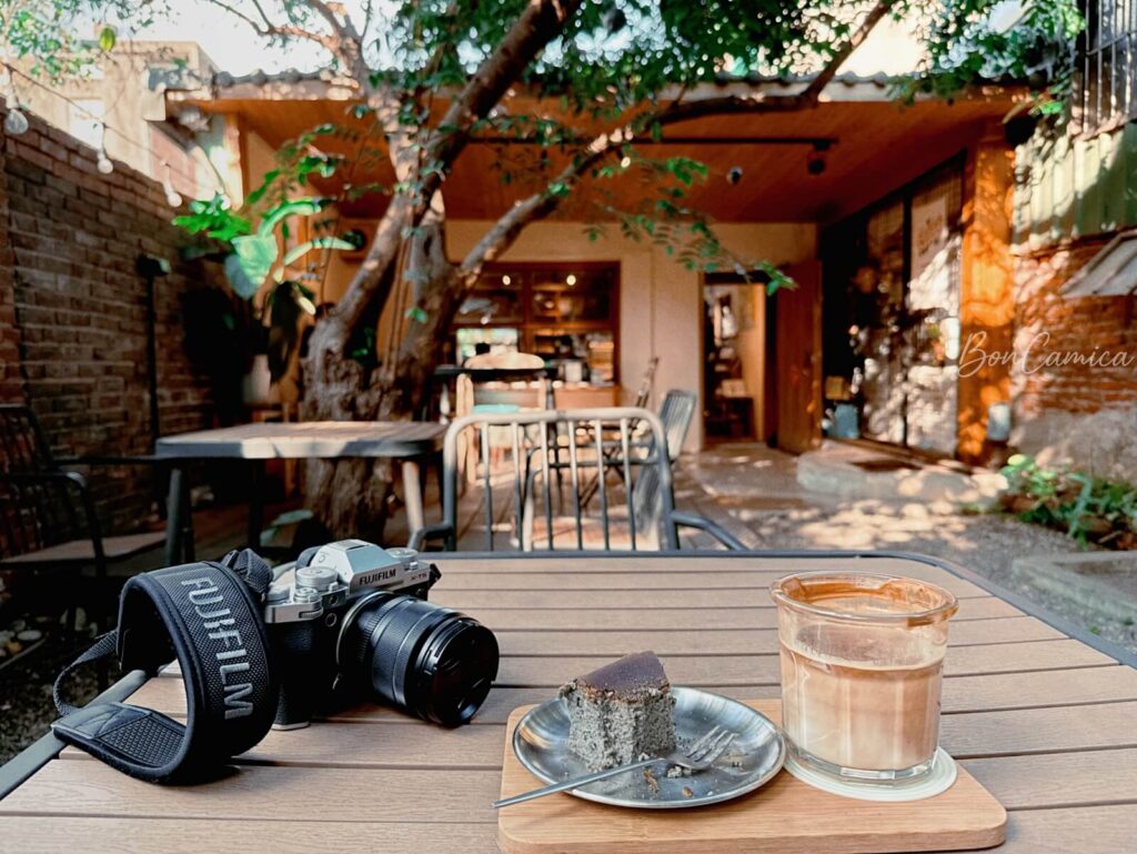 柔和光影下的老宅與戶外桌上的餐食