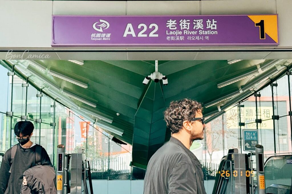 桃園捷運老街溪站的入口