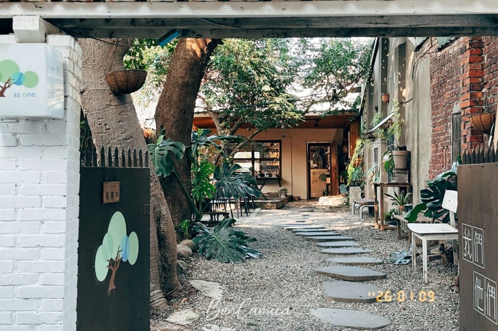 從大門觀看「戶外庭園」到「老宅建築」的咖啡廳全貌