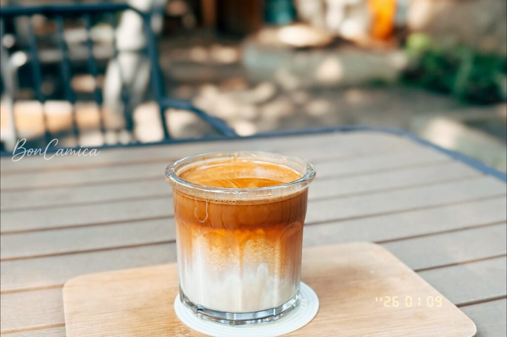 招牌「髒髒咖啡」從玻璃杯透出的漸層顏色