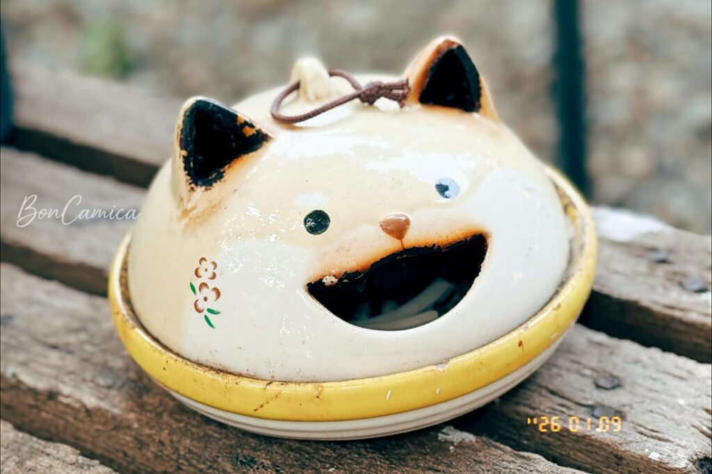 鑄鐵材質的米色貓咪蚊香盤