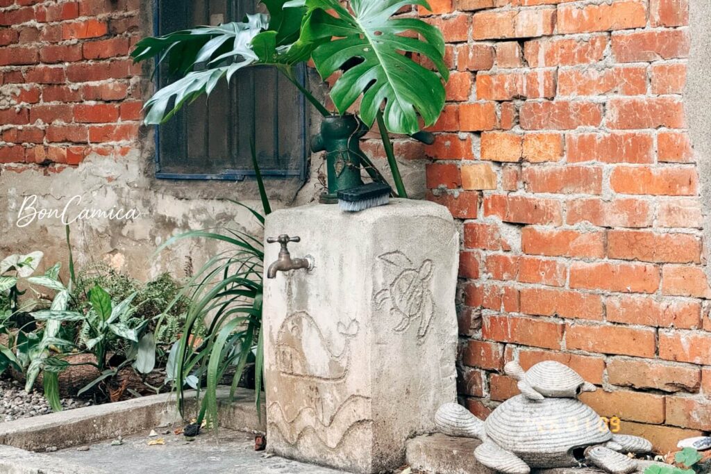 古早味的水池與水龍頭水泥柱