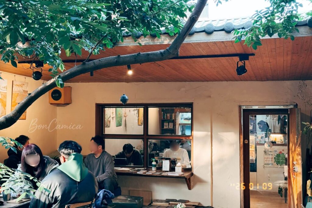 緊鄰老宅的戶外用餐區一角風景