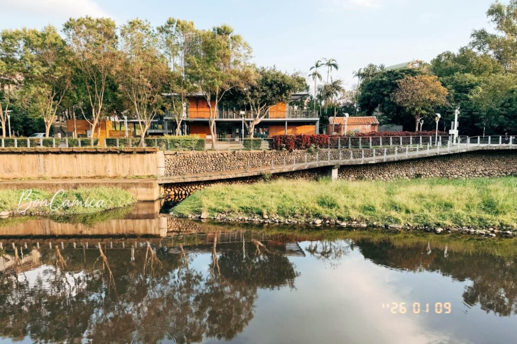 老街溪的建築物與綠樹水中倒影