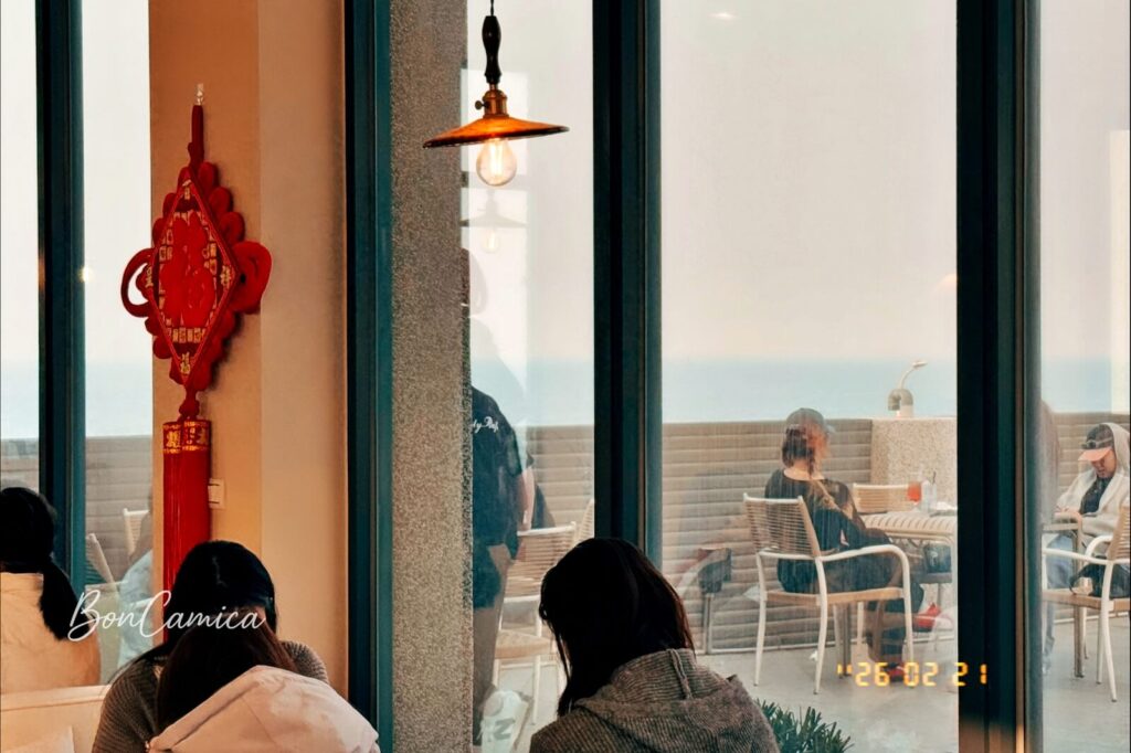 室內與戶外用餐區的比對照