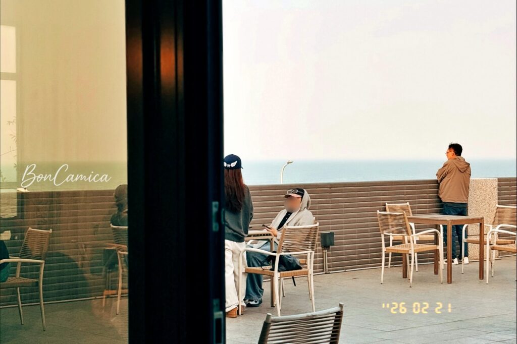戶外用餐區的全幅海景