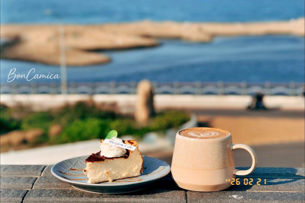 海景前的甜點與咖啡