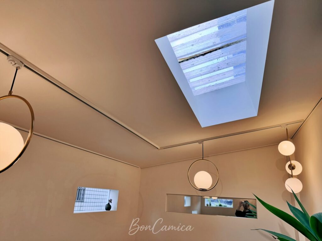 室內用餐區的天井透出自然光