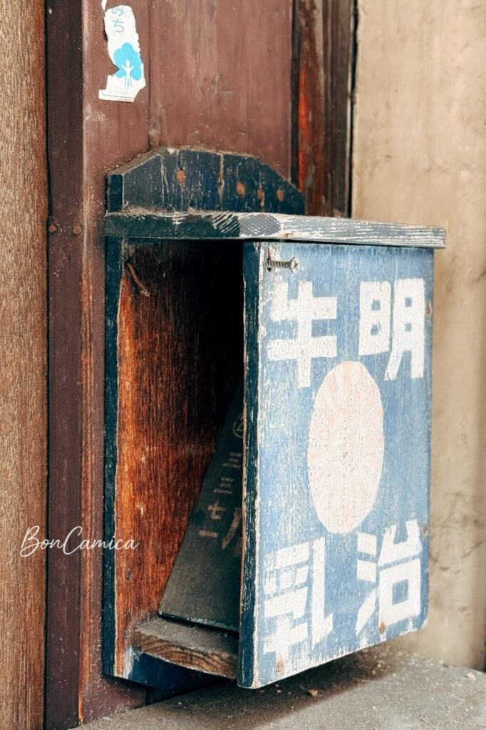 京都街邊的住家門前牛奶木箱