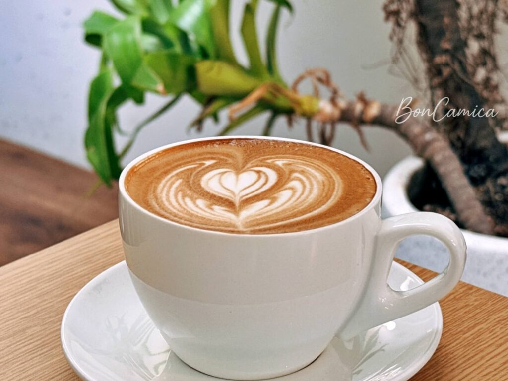 Qcoffee有愛心拉花的熱開心拿鐵