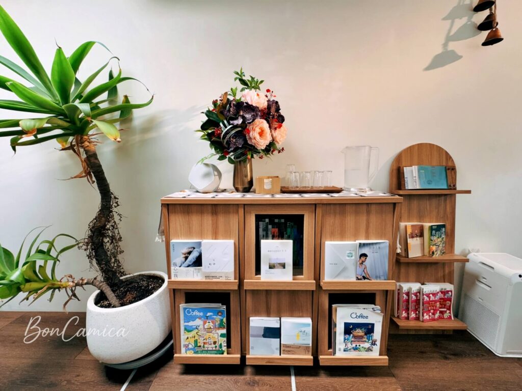 Qcoffee用餐區的書櫥