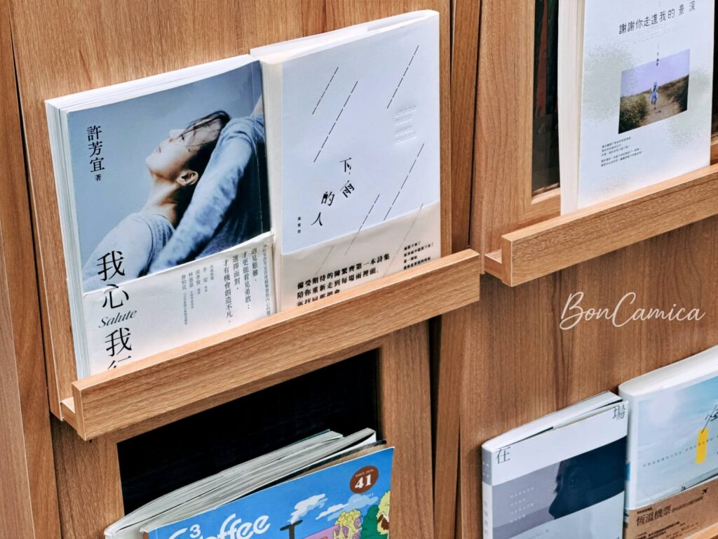 Qcoffee用餐區的書櫥