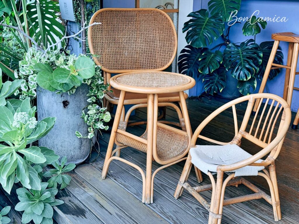 Qcoffee 半室外的藤編桌椅用餐區