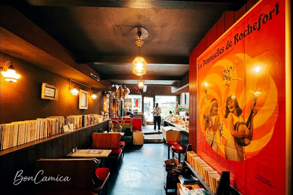 LA MADRAGUE 店內復古海報牆與室內用餐桌椅