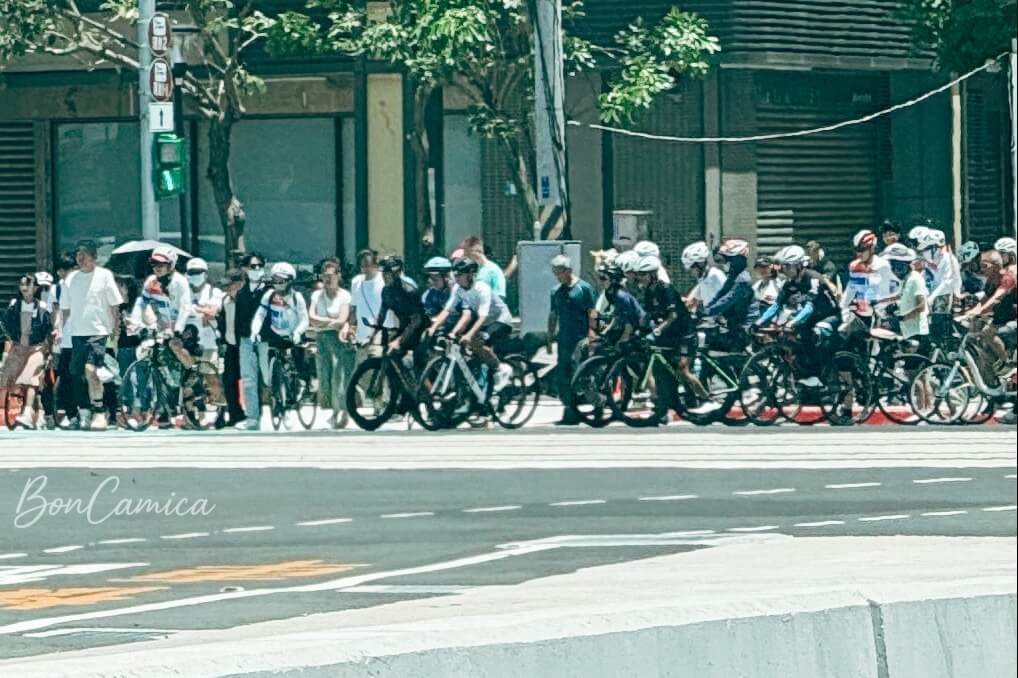 街頭上大量的自行車手與路人