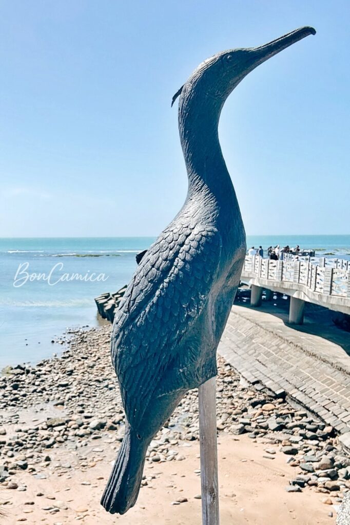 海岸邊的鸕鶿雕像