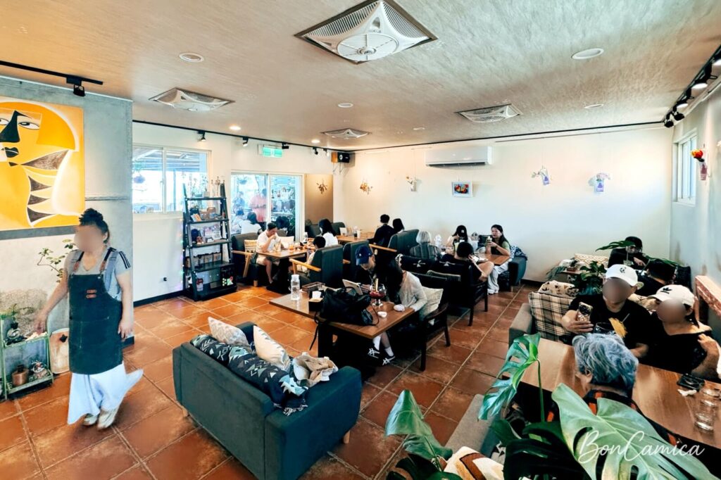 明亮簡約的室內用餐座位區