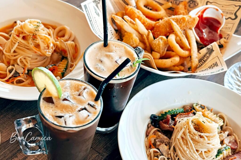 桌上擺滿餐點與飲料