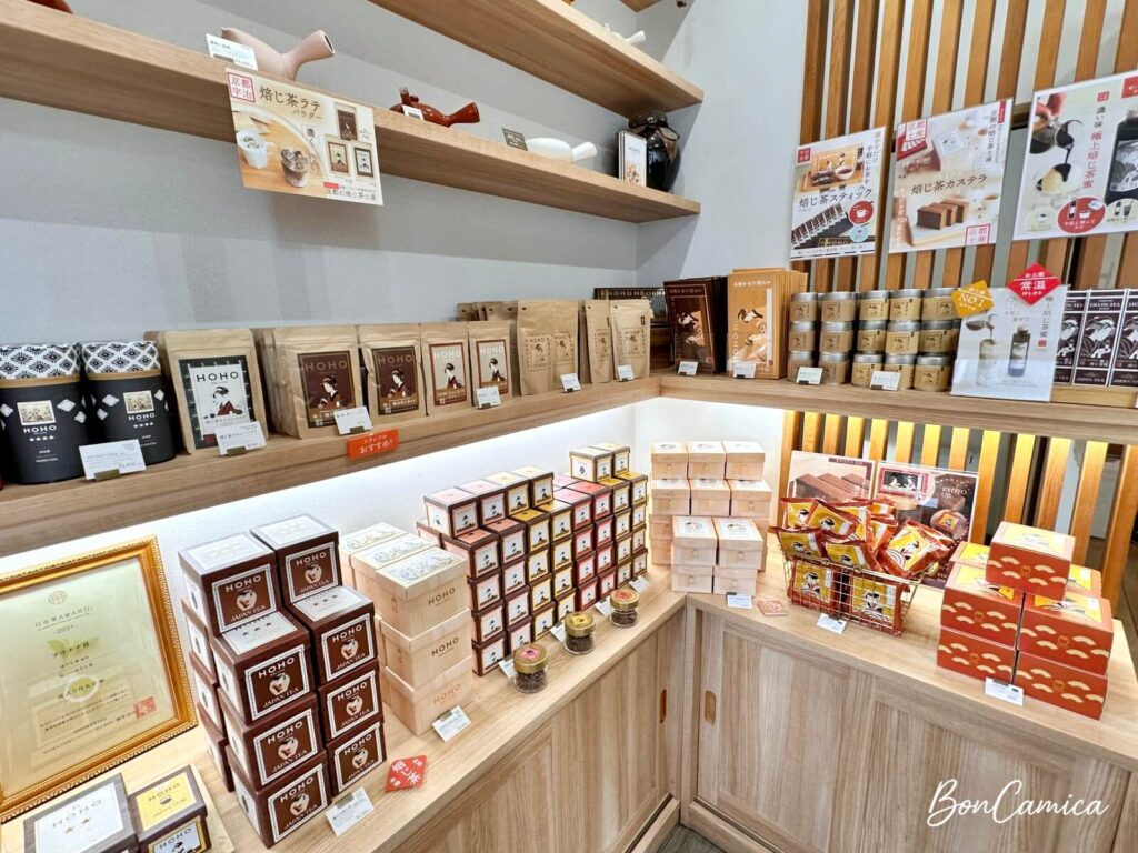 hohohojicha店中商品展示櫃
