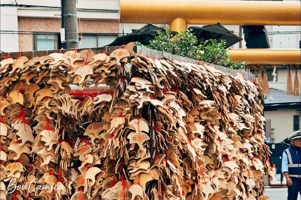 京都御金神社內懸掛排列的大量金色銀杏造型繪馬牆