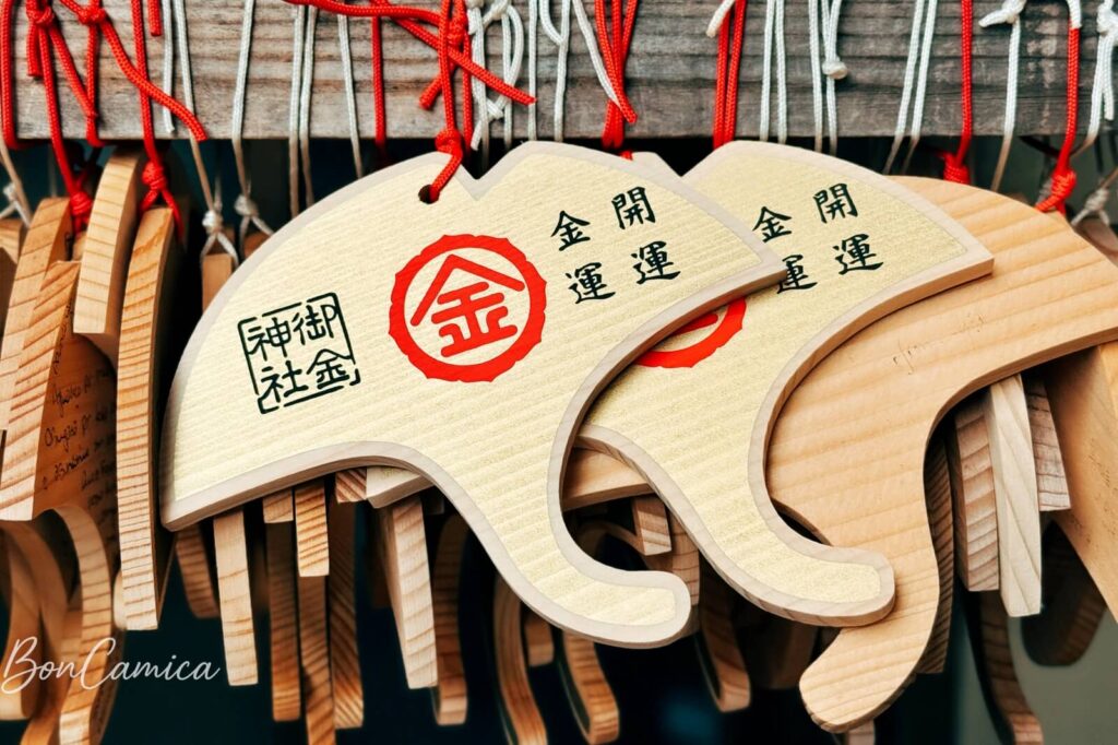京都御金神社的金色銀杏造型祈願繪馬