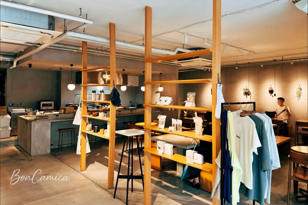 here 京都門市室內用餐環境與周邊設計商品販售層架