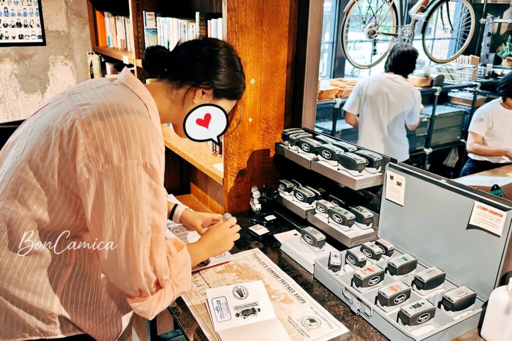 TRAVELER'S FACTORY KYOTO 提供遊客自助使用的多款紀念印章與蓋戳區