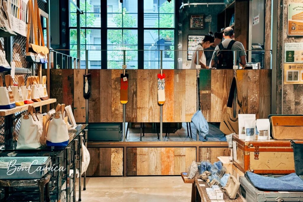 TRAVELER'S FACTORY KYOTO 店內角落的木棧高台空間