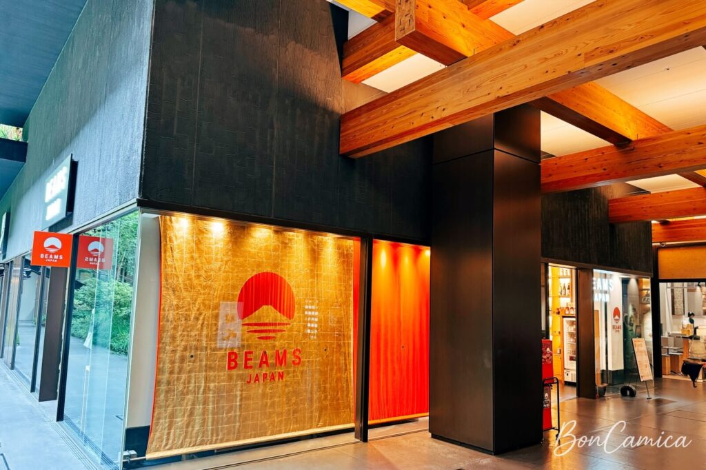 BEAMS JAPAN 京都新風館門市外觀,方正的區塊與大面玻璃窗,透出店名LOGO的日式大布簾
