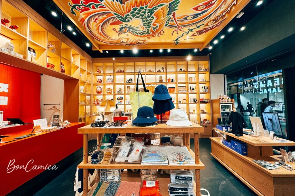 京都新風館 BEAMS JAPAN 潮流選物店內木質展架與天花板鳳凰彩繪