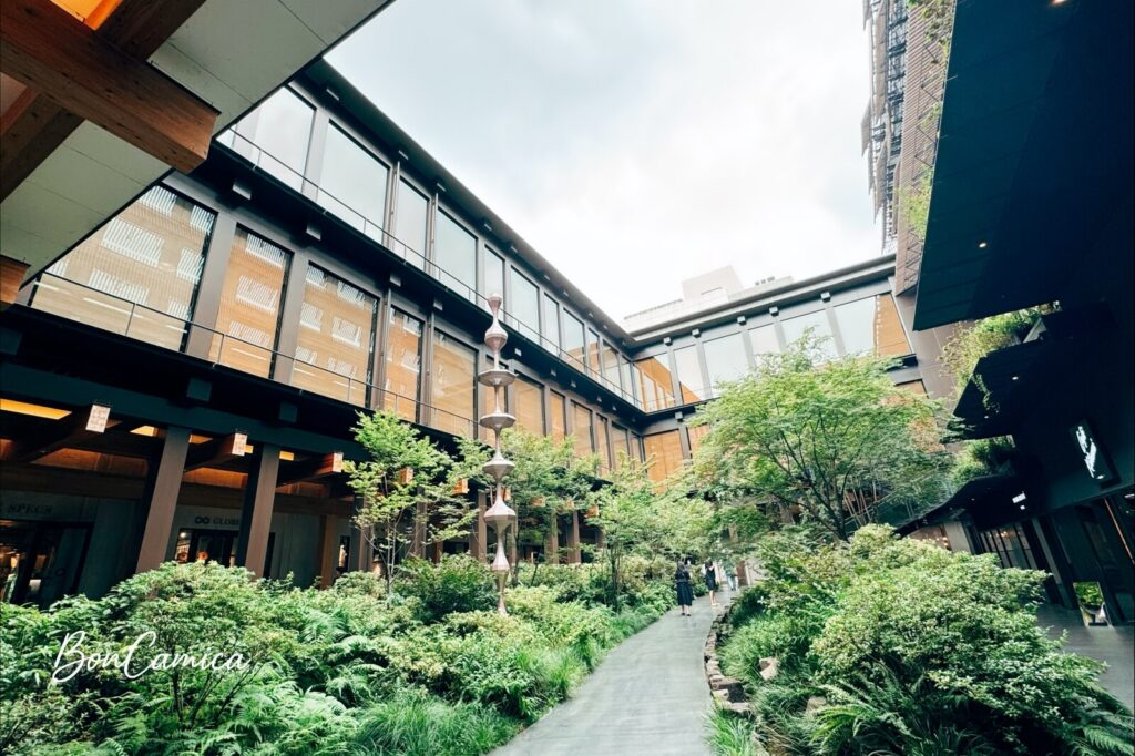 京都新風館結合現代建築與綠意植栽的開放式中庭花園
