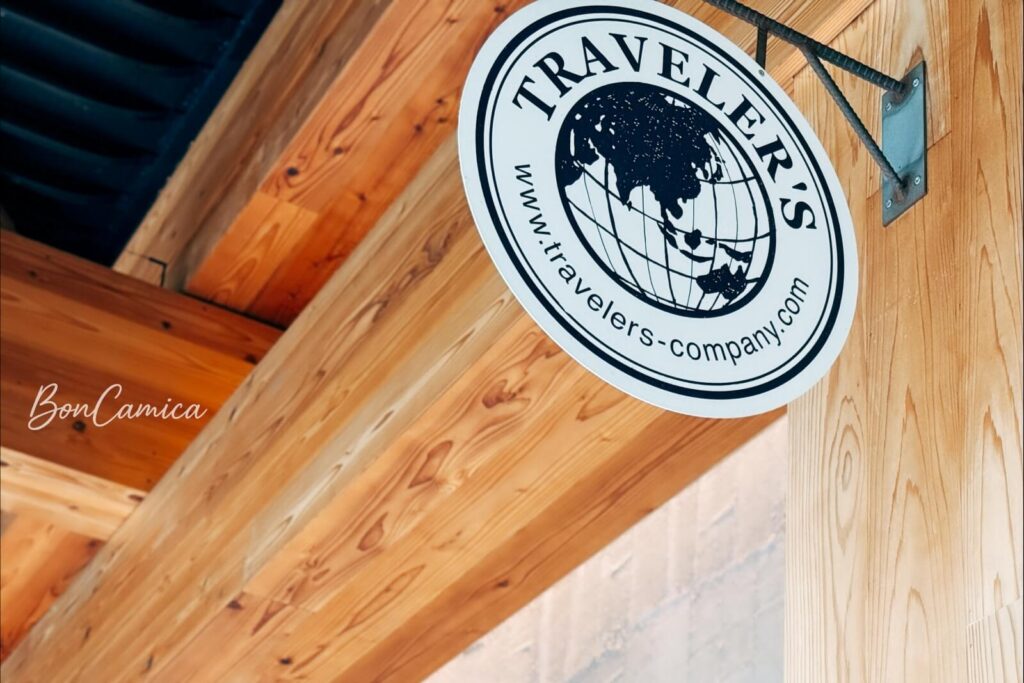 京都新風館 TRAVELER'S COMPANY 木質屋簷下的圓形復古招牌