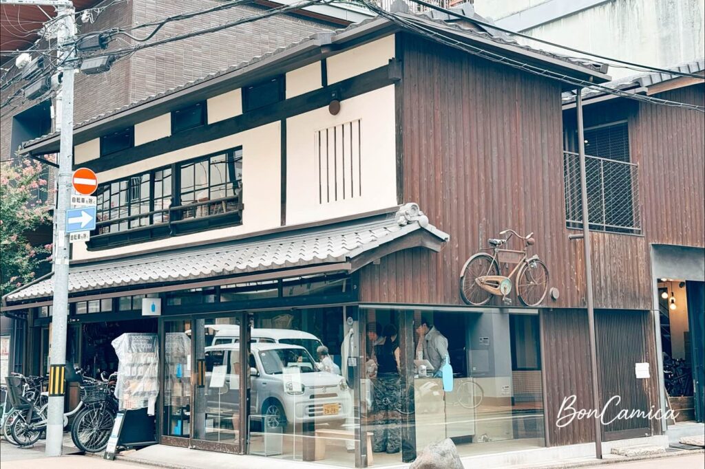 藍瓶咖啡六角店的復古建築外觀